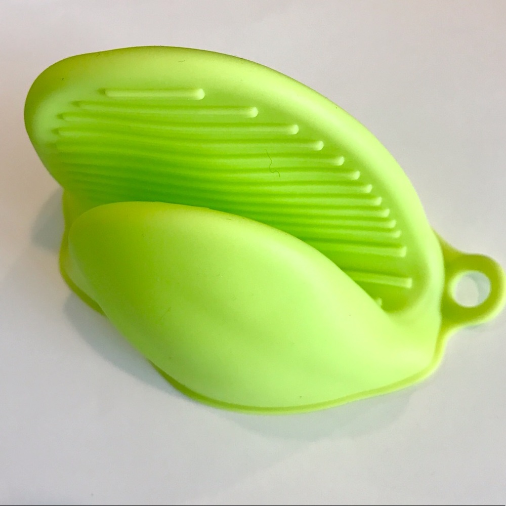 Silicone heat resistant oven mitt pot holder with a loop to hang Green